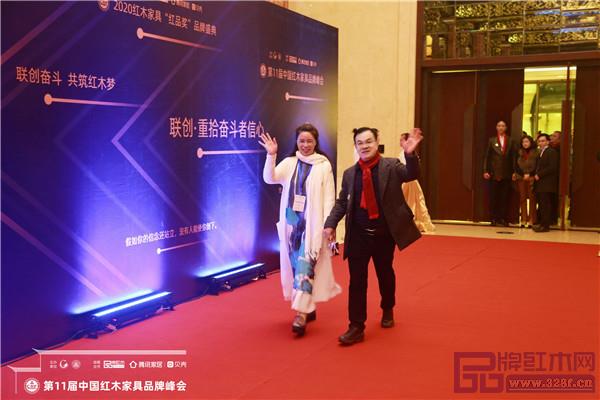 雄业·本木上造董事长钟超雄(右一)携夫人(左一)出席红木年终秀 雄业·本木上造董事长钟超雄(右一)携夫人(左一)出席红木年终秀