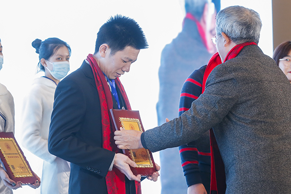 华南农业大学博士生导师李凯夫(右一)为俊兴红木颁牌,董事长冯锡满(左一)上台领奖 华南农业大学博士生导师李凯夫(右一)为俊兴红木颁牌,董事长冯锡满(左一)上台领奖