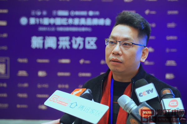 無名红木董事长欧阳金涛在红木品牌峰会现场接受中央电视台、腾讯家居、中山商易电子商务有限公司等媒体联合采访 無名红木董事长欧阳金涛在红木品牌峰会现场接受中央电视台、腾讯家居、中山商易电子商务有限公司等媒体联合采访