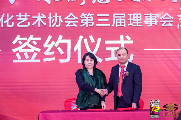 深圳市红木文化艺术协会会长蒋桢全(右)与英国OCD艺术与设计学院分校校长孙淑娥(左)进行战略合作签约仪式 深圳市红木文化艺术协会会长蒋桢全(右)与英国OCD艺术与设计学院分校校长孙淑娥(左)进行战略合作签约仪式