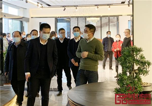 双洋红木董事长王海洋(右一)带领调研团队参观新展厅.jpg 双洋红木董事长王海洋(右一)带领调研团队参观新展厅.jpg