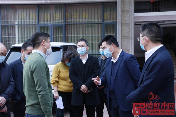 东阳市市委书记傅显明为双洋红木指导工作.jpg 东阳市市委书记傅显明为双洋红木指导工作.jpg