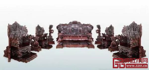 以《水浒传》为题材的大型酸枝木雕家具(中山市文化广电旅游局供图) 以《水浒传》为题材的大型酸枝木雕家具(中山市文化广电旅游局供图)
