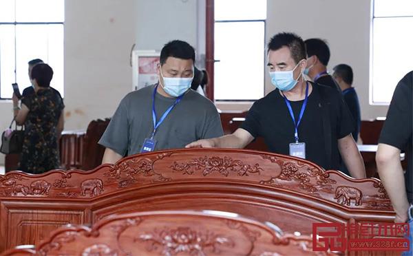 中信红木发起招商大会、经销商大会及厂购会等活动,让消费者感受红木文化,体验中信红木家具的优良品质 中信红木发起招商大会、经销商大会及厂购会等活动,让消费者感受红木文化,体验中信红木家具的优良品质