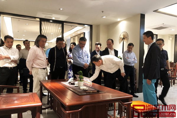 领导专家一行走进红古轩中式美学空间,近距离品鉴红木家具精品 领导专家一行走进红古轩中式美学空间,近距离品鉴红木家具精品