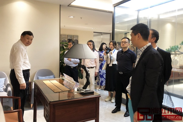 领导专家一行走进红古轩中式美学空间,近距离品鉴红木家具精品 领导专家一行走进红古轩中式美学空间,近距离品鉴红木家具精品