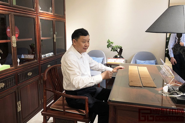 中国家具协会理事长徐祥楠落座红古轩家具切身体验 中国家具协会理事长徐祥楠落座红古轩家具切身体验