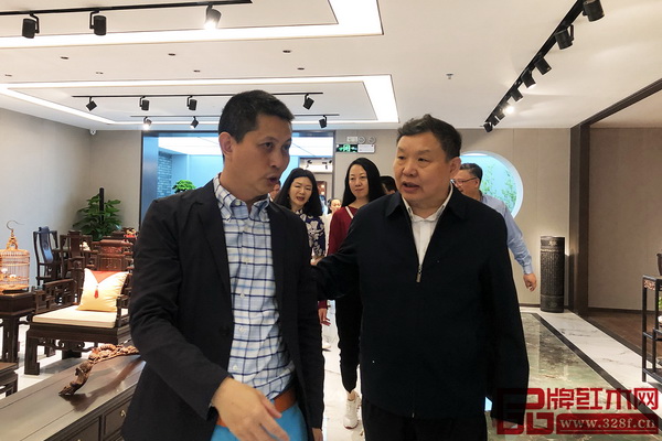 中国家具协会理事长徐祥楠(右)与红古轩品牌创始人吴赤宇(左)亲切交流 中国家具协会理事长徐祥楠(右)与红古轩品牌创始人吴赤宇(左)亲切交流