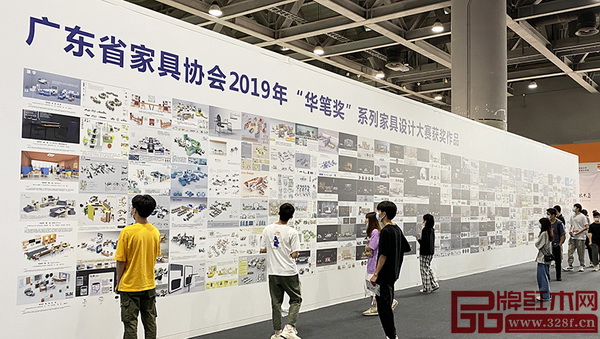 参展嘉宾认真品鉴“华笔奖”系列家具设计大赛获奖作品