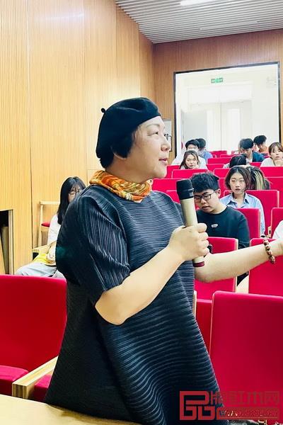 刘晓红教授与学生现场互动