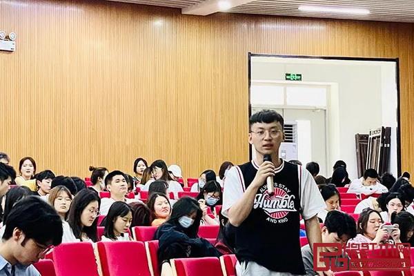 同学们踊跃提问