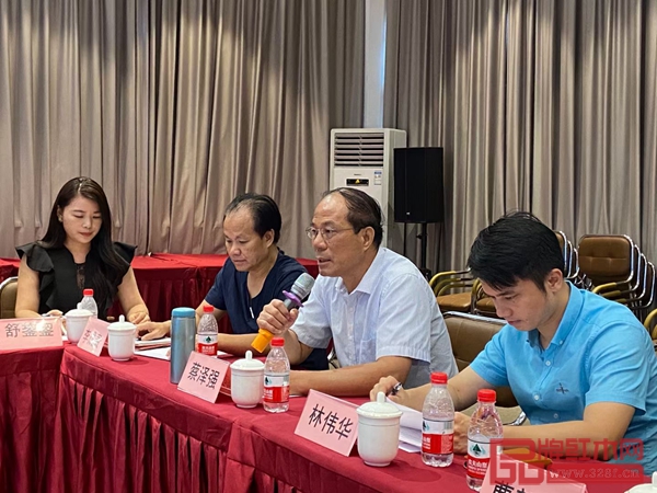 学会创办人蔡泽强(右二)在会议上进行讲话 学会创办人蔡泽强(右二)在会议上进行讲话
