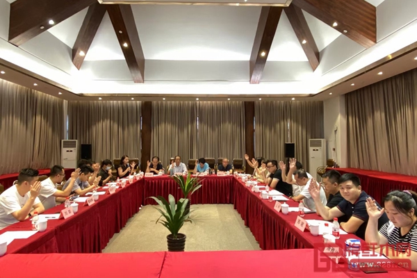 理事会全体成员一致通过李成贵、潘质洪、董钰欣副会长为学会的执行会长及三个委员会的成立 理事会全体成员一致通过李成贵、潘质洪、董钰欣副会长为学会的执行会长及三个委员会的成立