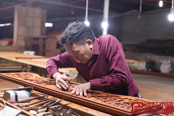 陈新平悉心钻研红木家具生产的每个工艺流程,对家具的结构、层次有了专业技能和独到见解 陈新平悉心钻研红木家具生产的每个工艺流程,对家具的结构、层次有了专业技能和独到见解