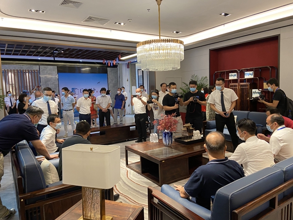 专家领导一行参观闲适红木展厅 专家领导一行参观闲适红木展厅