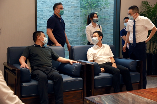 闲适红木董事总经理石拥军(右一)为中山市大涌镇党委副书记、镇长李家豪(右二),中山职业技术学院艺术设计学院院长张刚(左一)介绍闲适红木展厅 闲适红木董事总经理石拥军(右一)为中山市大涌镇党委副书记、镇长李家豪(右二),中山职业技术学院艺术设计学院院长张刚(左一)介绍闲适红木展厅