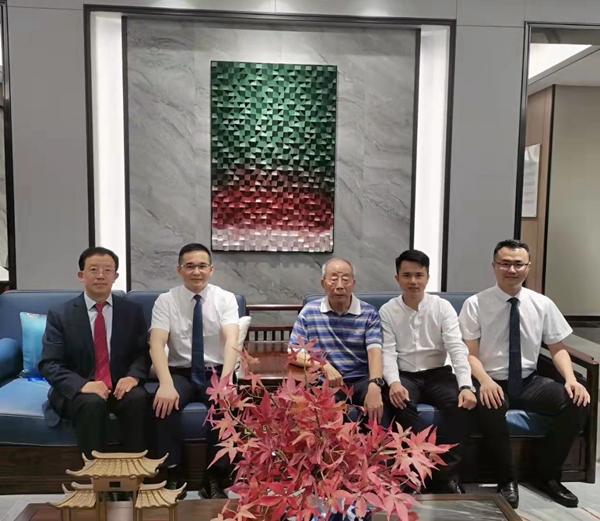 全联艺术红木家具专业委员会专家顾问、中国红木家具技术专家曹新民(右三)、全联艺术红木家具专业委员会专家顾问、华南农业大学博士生导师李凯夫(左一),全联艺术红木家具专业委员会执行会长、中山市红木古典家具学会会长、腾讯家居红木&品牌红木总编林伟华(右二)与闲适红木董事总经理石拥军(左二),雅宋红木总经理窦琦柳(右一)合影留念 全联艺术红木家具专业委员会专家顾问、中国红木家具技术专家曹新民(右三)、全联艺术红木家具专业委员会专家顾问、华南农业大学博士生导师李凯夫(左一),全联艺术红木家具专业委员会执行会长、中山市红木古典家具学会会长、腾讯家居红木&品牌红木总编林伟华(右二)与闲适红木董事总经理石拥军(左二),雅宋红木总经理窦琦柳(右一)合影留念