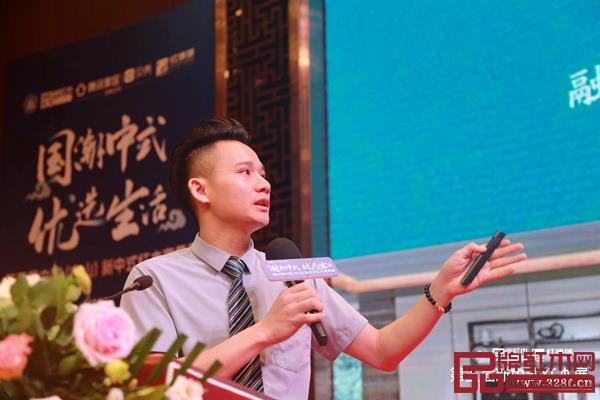 印巷森刻总经理郑宏艺为各位嘉宾介绍印巷茶舍品牌 印巷森刻总经理郑宏艺为各位嘉宾介绍印巷茶舍品牌
