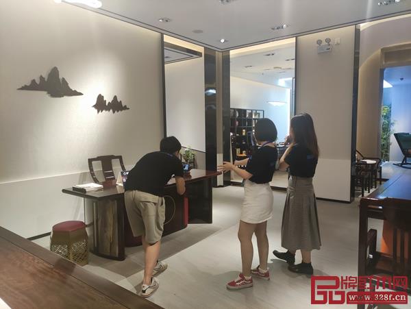 腾讯家居红木、品牌红木品牌推荐官直播介绍闲适红木产品 腾讯家居红木、品牌红木品牌推荐官直播介绍闲适红木产品