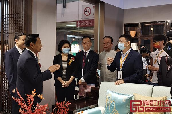 中国轻工业联合会会长张崇和等一行领导参观东成文宋展位 中国轻工业联合会会长张崇和等一行领导参观东成文宋展位