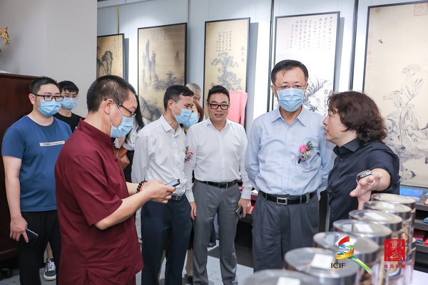 戴为集团总裁戴爱国(右一)为众领导嘉宾介绍艺术节相关主题活动,并亲自带领参观 戴为集团总裁戴爱国(右一)为众领导嘉宾介绍艺术节相关主题活动,并亲自带领参观