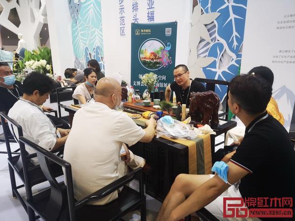 领秀雅院品牌创始人陈伟胜热情接待前来云南展区参观的领导嘉宾