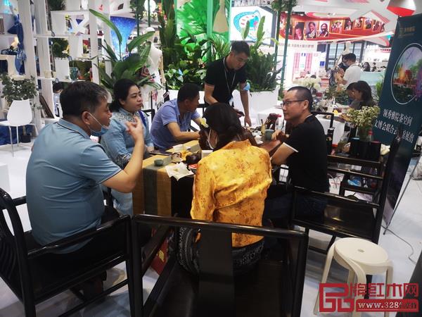 领秀雅院品牌创始人陈伟胜热情接待前来云南展区参观的领导嘉宾