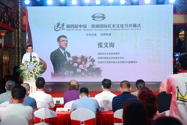 深圳市龙华区政协委员、深圳市旅游交流促进会会长、深圳市艺美联家私实业有限公司董事长张文海发言 深圳市龙华区政协委员、深圳市旅游交流促进会会长、深圳市艺美联家私实业有限公司董事长张文海发言