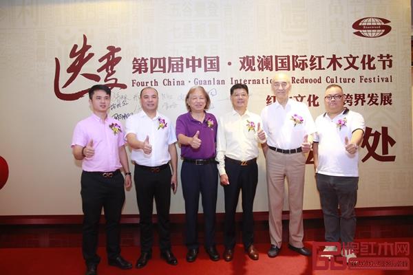 与会嘉宾签到合影 与会嘉宾签到合影