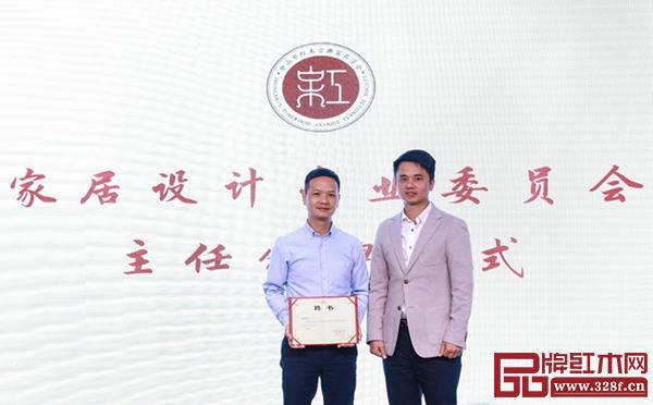 中山市红木古典家具学会会长林伟华(右)为家居设计专业委员会主任潘质洪(左)颁发专委会主任证书 中山市红木古典家具学会会长林伟华(右)为家居设计专业委员会主任潘质洪(左)颁发专委会主任证书