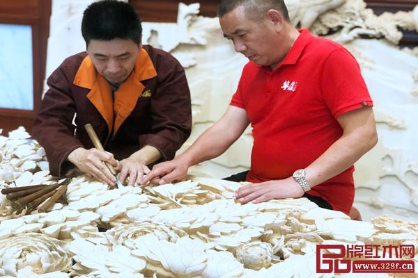 在董事长陈田华的带领下,华厦·大不同用军工要求家具生产的每一环节.jpg 在董事长陈田华的带领下,华厦·大不同用军工要求家具生产的每一环节.jpg