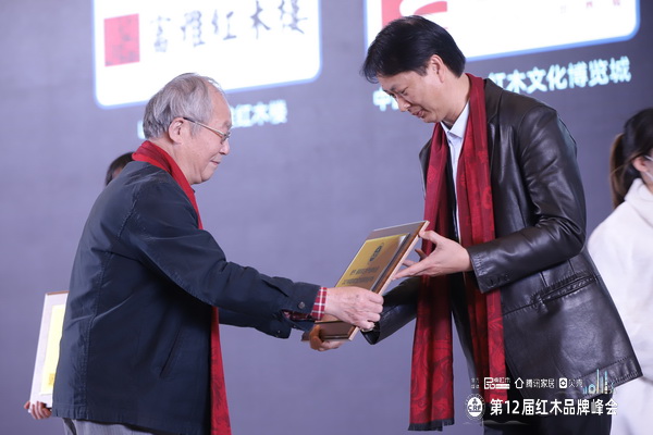 中央民族大学人体工程学专家苏垣(左)为刘冠冲董事总经理(右)颁牌 中央民族大学人体工程学专家苏垣(左)为刘冠冲董事总经理(右)颁牌