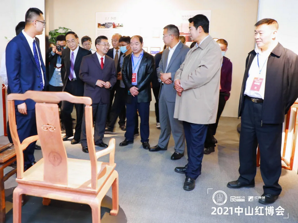 全联艺术红木家具专业委员会专家顾问、华南农业大学博士生导师李凯夫(中),明式家具研究学者张辉(左)现场品鉴点评 全联艺术红木家具专业委员会专家顾问、华南农业大学博士生导师李凯夫(中),明式家具研究学者张辉(左)现场品鉴点评