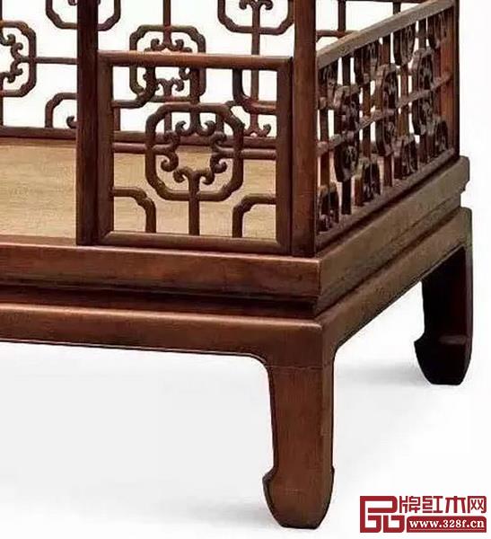 图中可见床腿被锯断过的痕迹 图中可见床腿被锯断过的痕迹