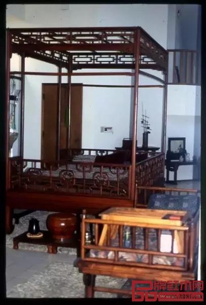 这张黄花梨架子床在艾克夫妇美国夏威夷的家中使用着的场景 这张黄花梨架子床在艾克夫妇美国夏威夷的家中使用着的场景