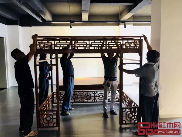 红桥红的工匠师傅们在展厅现场组装这张架子床 红桥红的工匠师傅们在展厅现场组装这张架子床