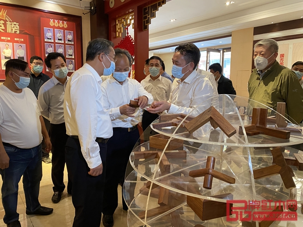 省市一众领导在国方家居董事长陈新平的陪同下参观国方家居展厅 省市一众领导在国方家居董事长陈新平的陪同下参观国方家居展厅