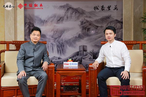 浙江省工艺美术大师、中信红木董事长李忠信(左)与《大国匠心》栏目策划人,腾讯家居红木、品牌红木总编林伟华对话 浙江省工艺美术大师、中信红木董事长李忠信(左)与《大国匠心》栏目策划人,腾讯家居红木、品牌红木总编林伟华对话