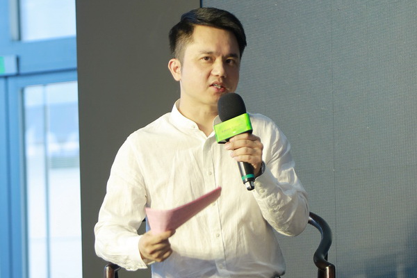 中山市红木古典家具学会会长林伟华主持论坛 中山市红木古典家具学会会长林伟华主持论坛