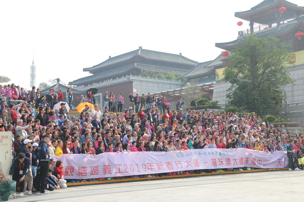 源源不断的参观团、旅行团到红博城“打卡”,图为“千人团”到访盛况 源源不断的参观团、旅行团到红博城“打卡”,图为“千人团”到访盛况