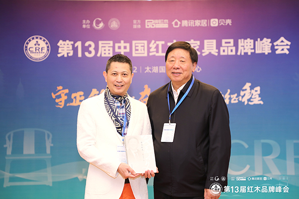 中共第十八届中央委员、全国政协文化文史与学习委员会副主任叶小文(右)给红古轩品牌创始人吴赤宇(左)赠送个人著作 中共第十八届中央委员、全国政协文化文史与学习委员会副主任叶小文(右)给红古轩品牌创始人吴赤宇(左)赠送个人著作
