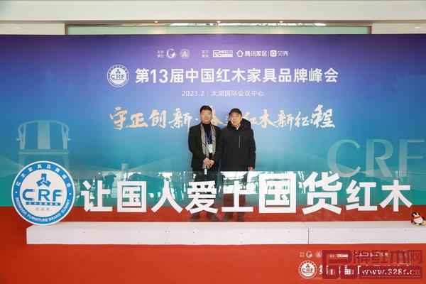 国务院参事室特邀研究员、国家人社部原副部长、中国劳动学会会长杨志明(右)与鼎顺红木董事长蒋国顺合影留念 国务院参事室特邀研究员、国家人社部原副部长、中国劳动学会会长杨志明(右)与鼎顺红木董事长蒋国顺合影留念