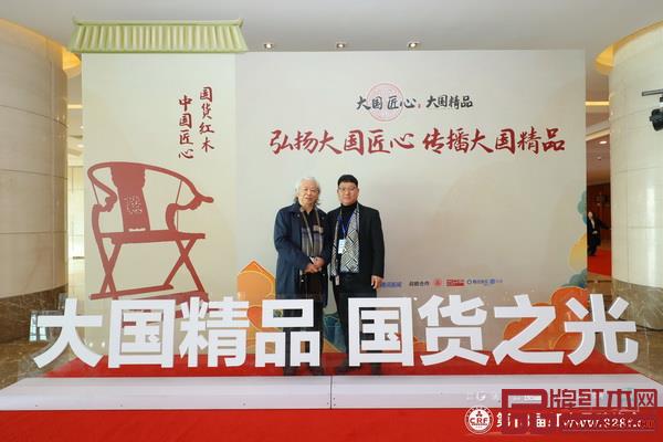 全国工商联第十一届执委、全联民间文物艺术品商会创会会长宋建文(左)与鼎顺红木蒋国顺合影 全国工商联第十一届执委、全联民间文物艺术品商会创会会长宋建文(左)与鼎顺红木蒋国顺合影