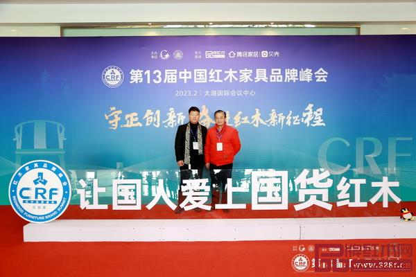 全联艺术红木家具专业委员会专家顾问、海南花梨文化研究会会长张志扬(右)与鼎顺红木董事长蒋国顺合影 全联艺术红木家具专业委员会专家顾问、海南花梨文化研究会会长张志扬(右)与鼎顺红木董事长蒋国顺合影