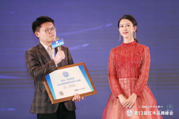 微凹传奇总经理金谷丰颁奖台上接受央视主持人吴双采访