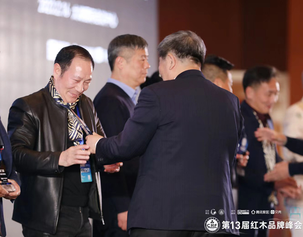 御乾堂董事长马海军荣获“2022红木家具十大领军企业家” 御乾堂董事长马海军荣获“2022红木家具十大领军企业家”
