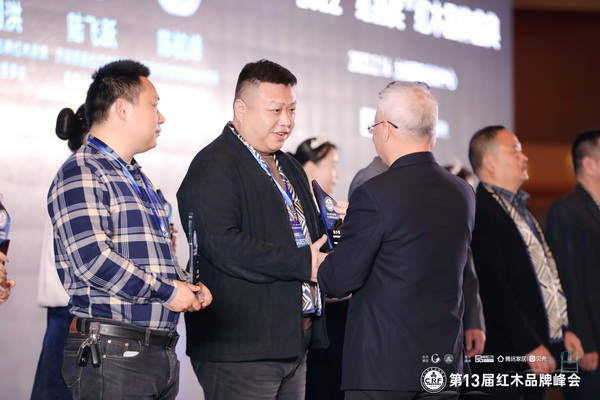 富雅家居董事长杨少辉(左二)领取“2022红木家具十大风云企业家”奖杯 富雅家居董事长杨少辉(左二)领取“2022红木家具十大风云企业家”奖杯