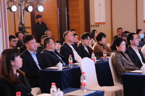 明堂家居“破界×领行”核心经销商峰会现场,各位嘉宾聚精会神聆听分享 明堂家居“破界×领行”核心经销商峰会现场,各位嘉宾聚精会神聆听分享