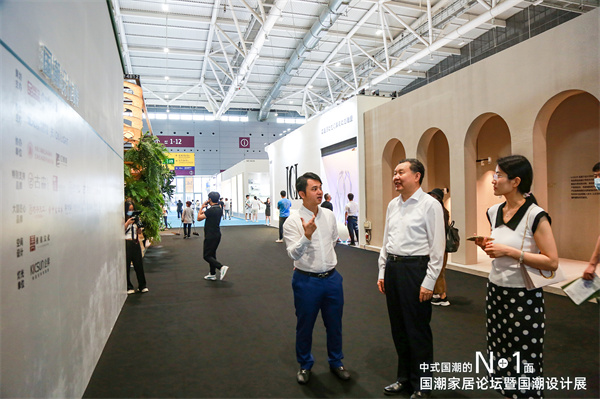中国家具协会理事长徐祥楠(中)莅临国潮设计展,与全联艺术红木家具专业委员会执行会长林伟华(左)交流 中国家具协会理事长徐祥楠(中)莅临国潮设计展,与全联艺术红木家具专业委员会执行会长林伟华(左)交流