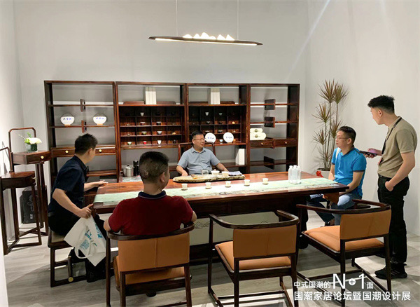 很多客户在展会现场咨询合作事宜 很多客户在展会现场咨询合作事宜